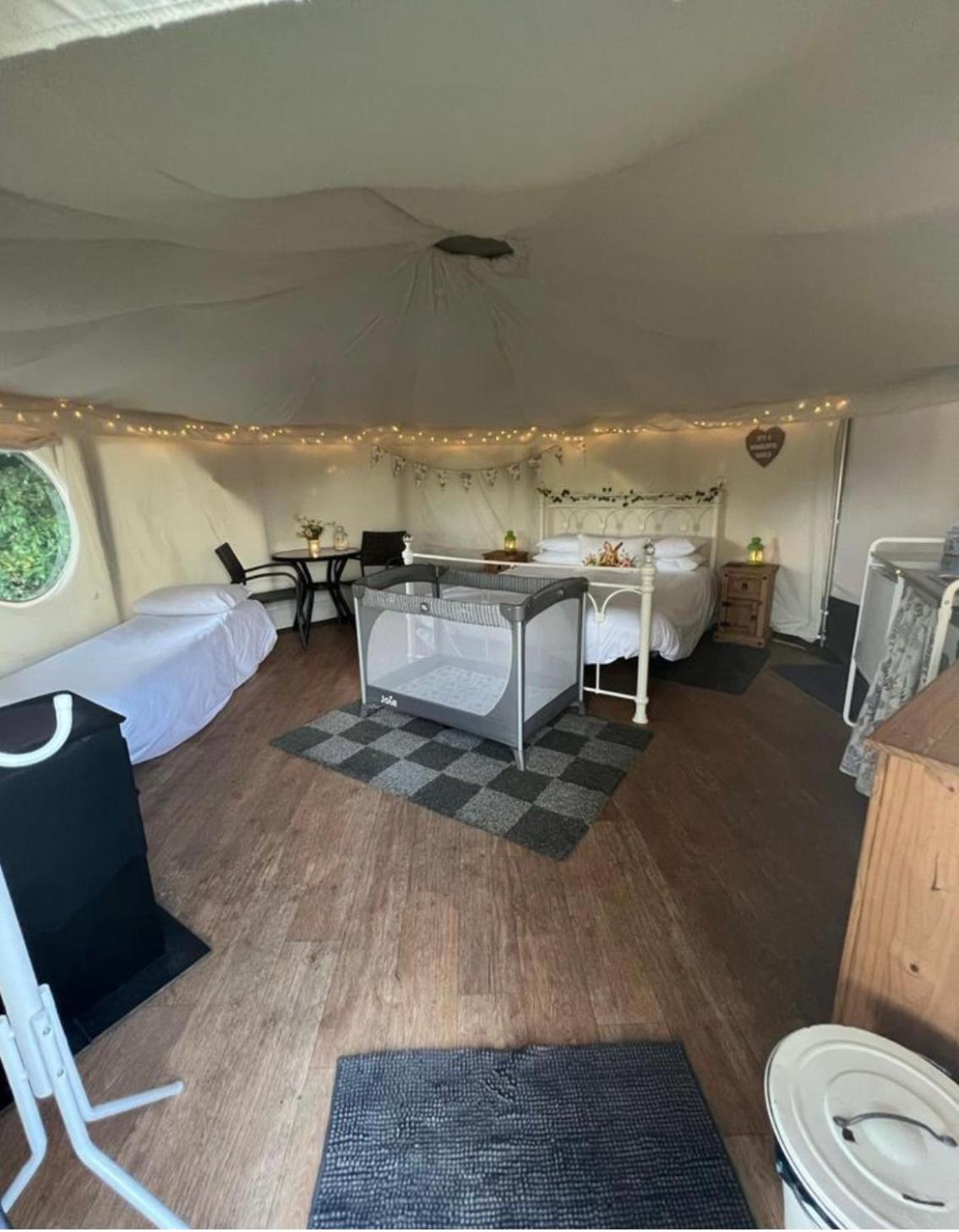 Old Dairy Farm Glamping 호텔 엠스워스 외부 사진