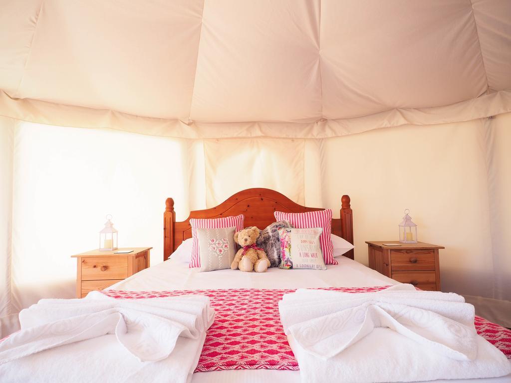 Old Dairy Farm Glamping 호텔 엠스워스 외부 사진
