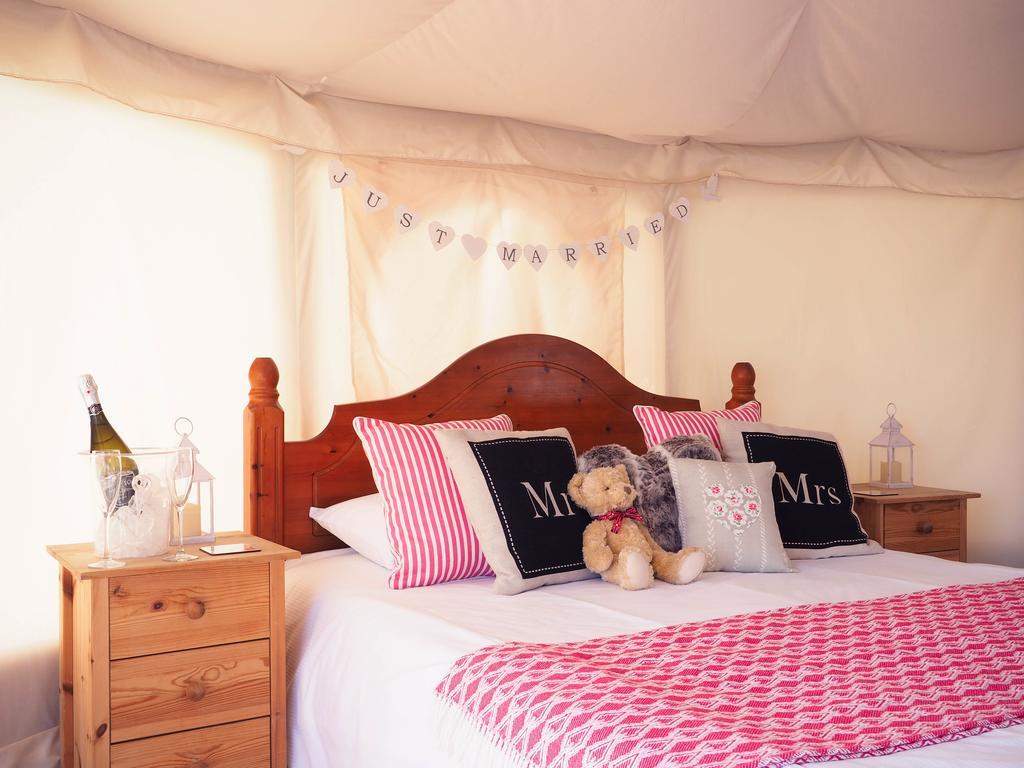 Old Dairy Farm Glamping 호텔 엠스워스 외부 사진