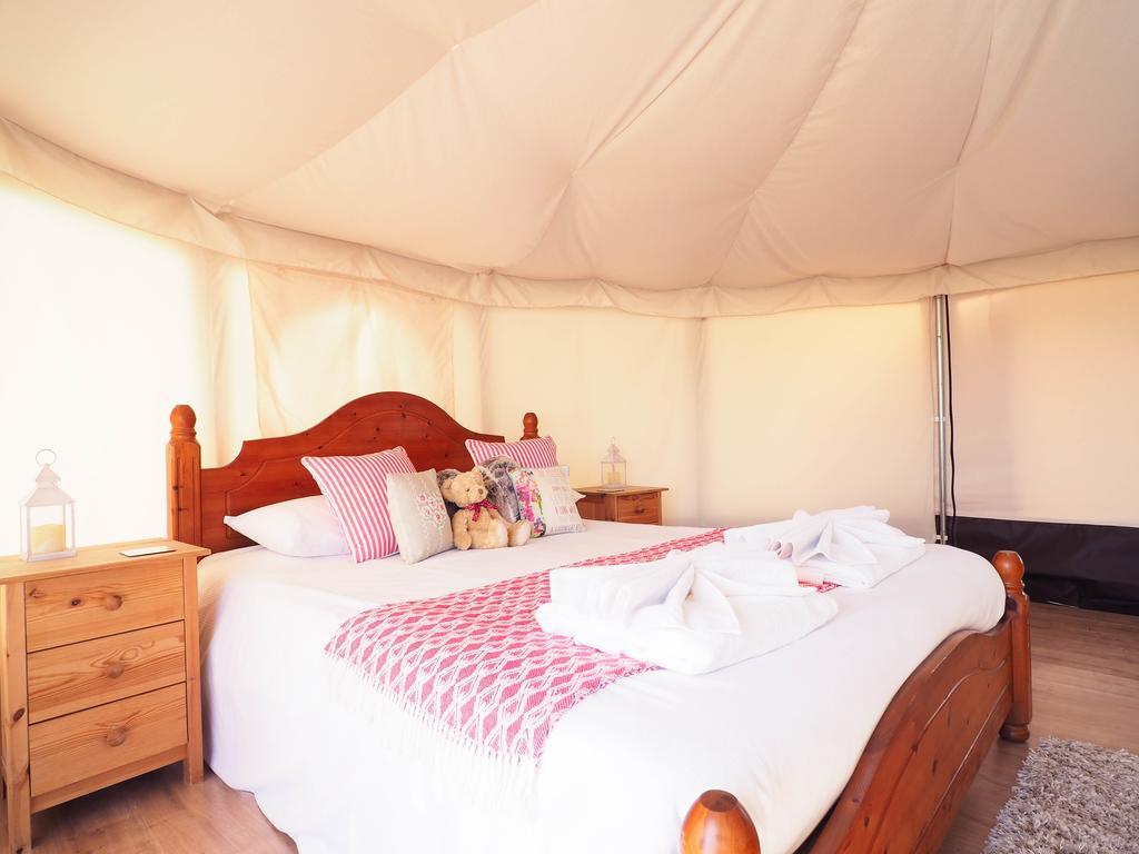 Old Dairy Farm Glamping 호텔 엠스워스 외부 사진